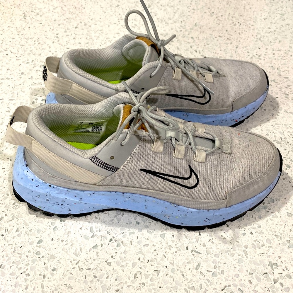 Nike size 7 in Womens shoe.